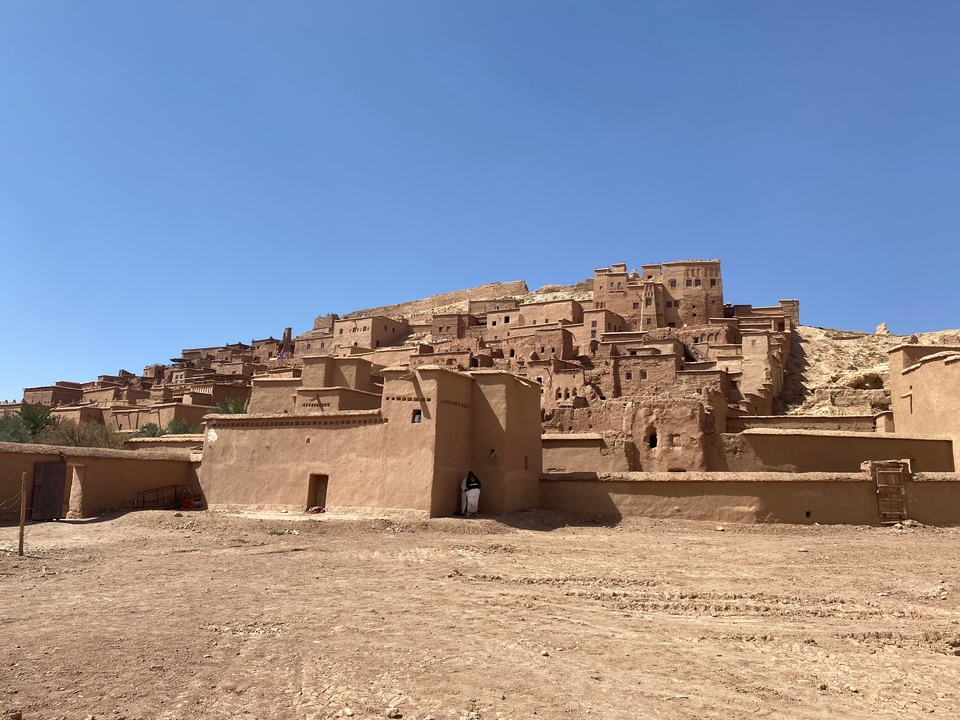 Village d'Ait Benhaddou sous un ciel bleu clair.