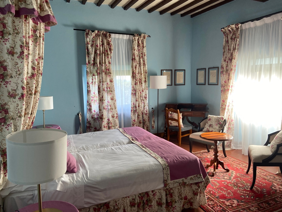 Intérieur d'une chambre d'hôtel à thème floral.
