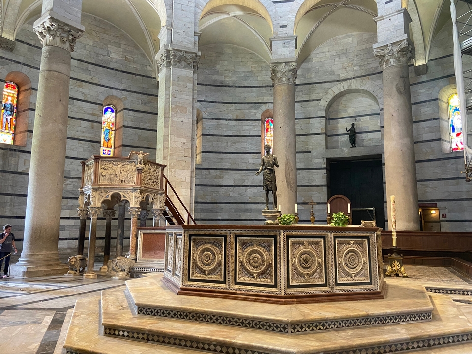 Intérieur d'une église avec des colonnes et des statues.