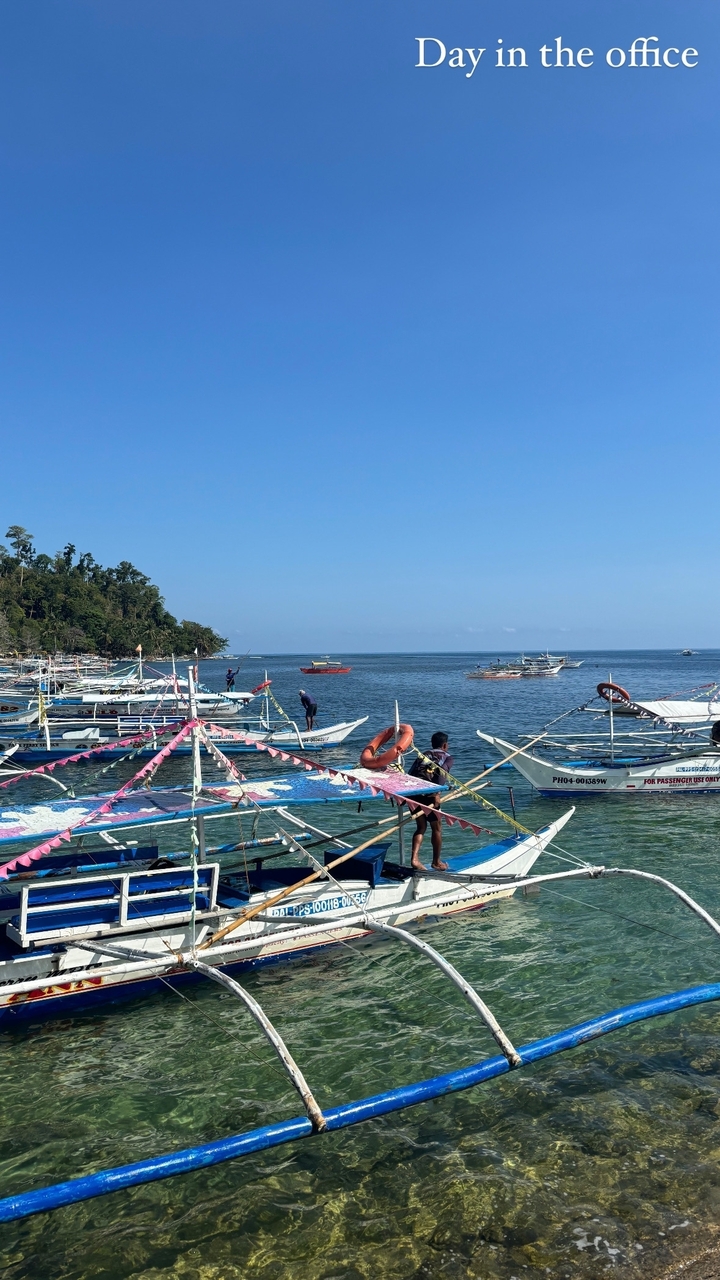 Bateaux amarrés dans une mer calme sous un ciel bleu dégagé.