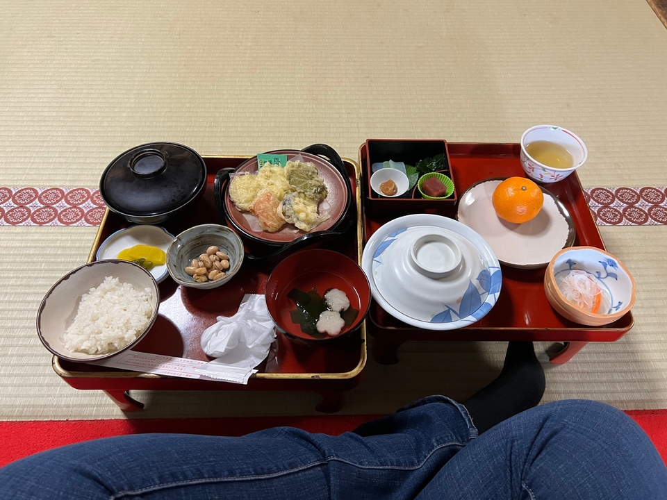 Petit déjeuner japonais traditionnel sur un tatami.