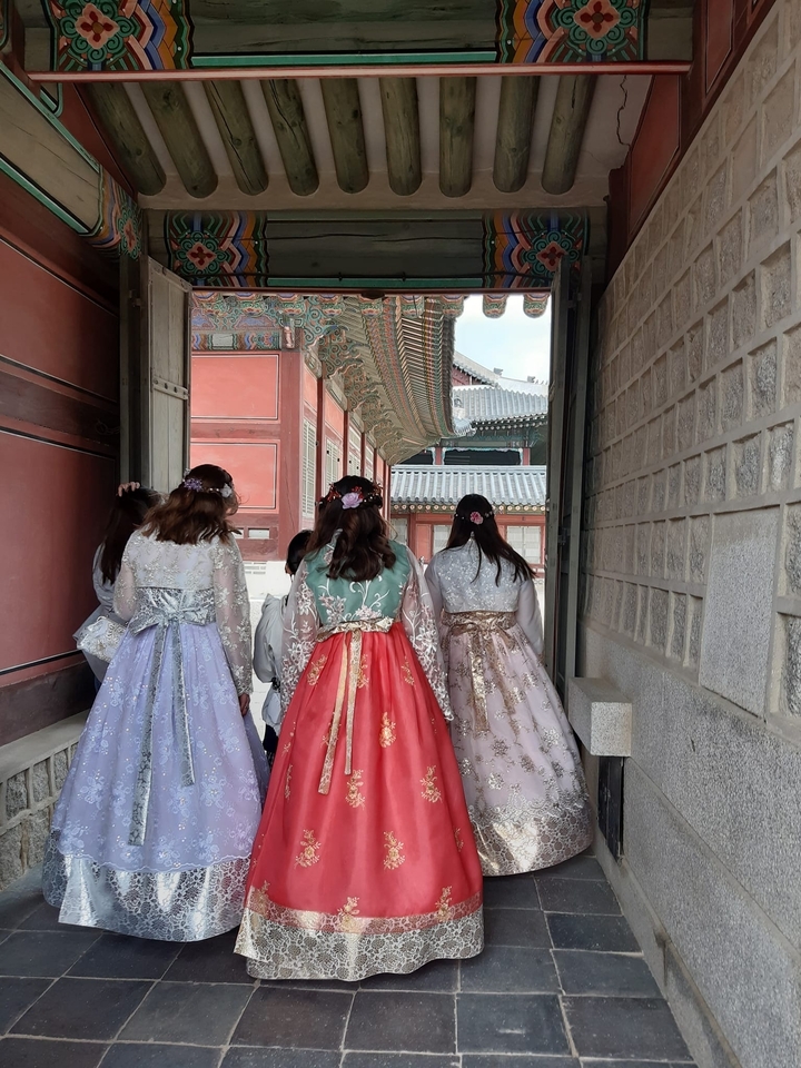 Des gens en vêtements traditionnels sur un site historique.