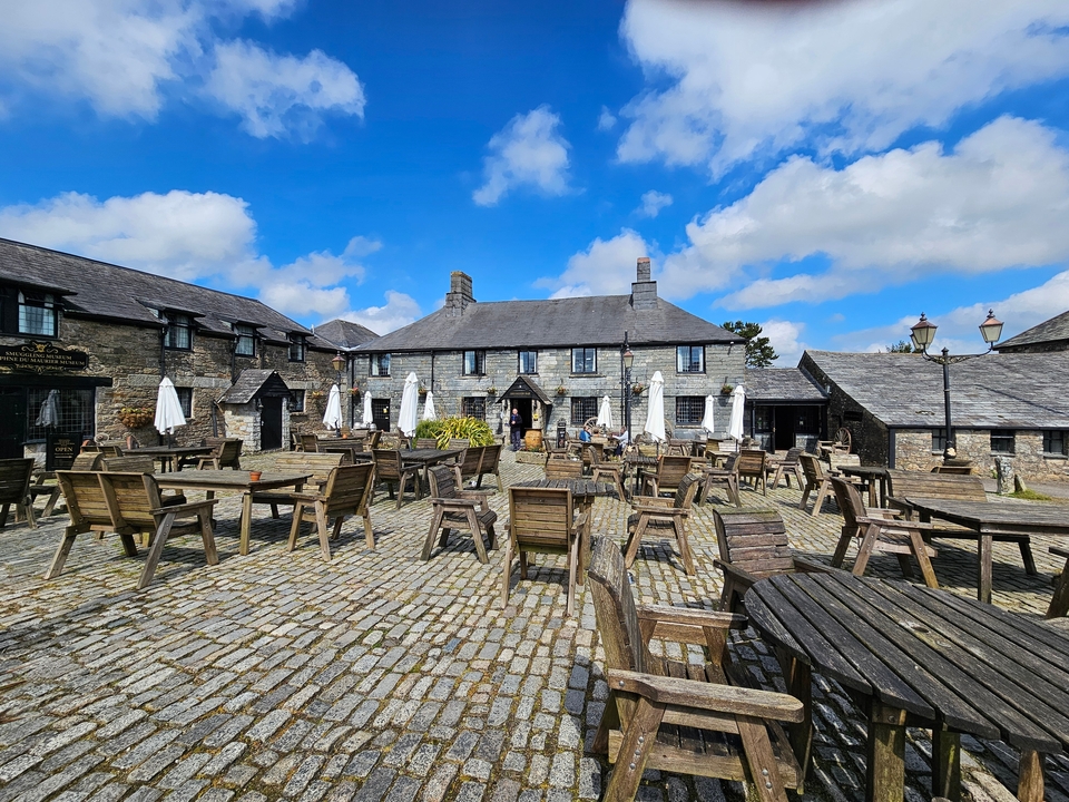 An outdoor restaurant courtyard with wooden tables.
