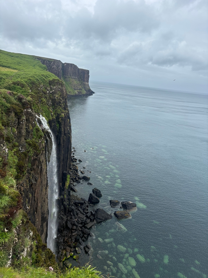 Cascade tombant d'une falaise dans l'océan.