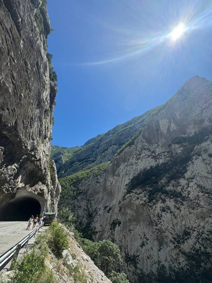 Falaises rocheuses escarpées sous un ciel bleu dégagé.