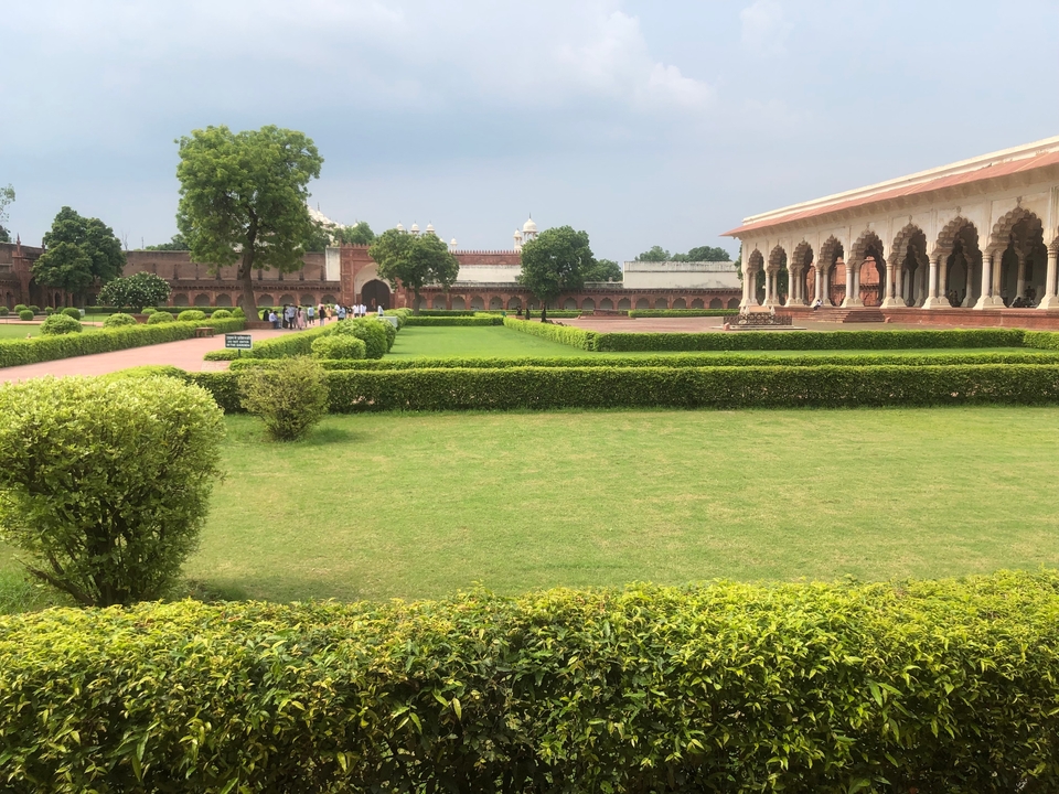 Jardin luxuriant avec des allées dans un palais indien.