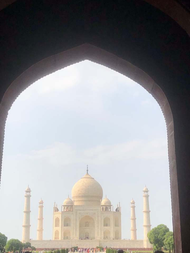 Vue lointaine d'un dôme à travers une arche.
