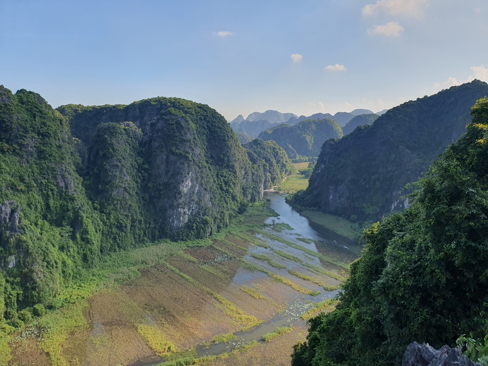 Des montagnes calcaires pittoresques entourant une vallée fluviale.