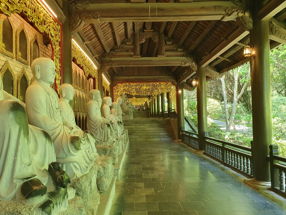 Passage décoré avec des statues dans une pagode.