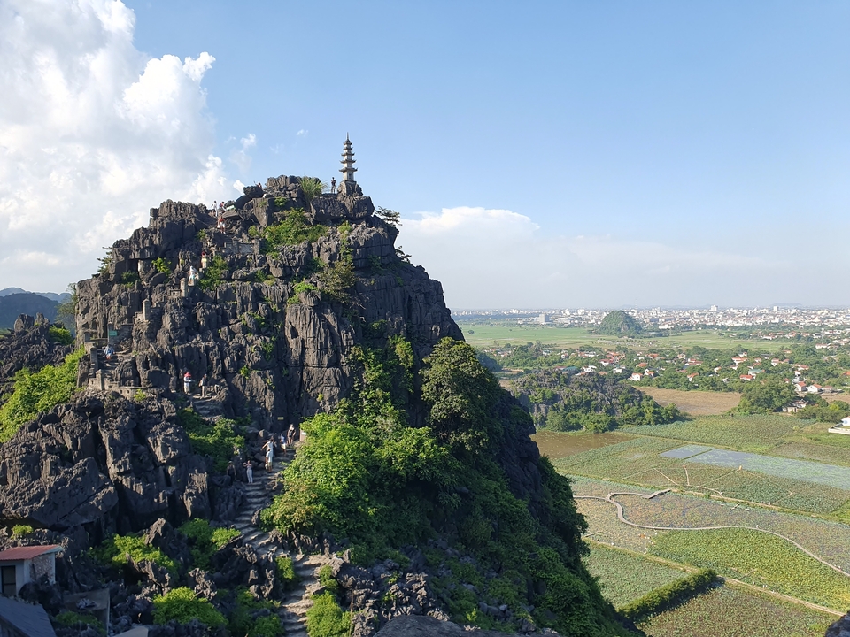 Pagode au sommet d'une montagne rocheuse avec une vue panoramique.