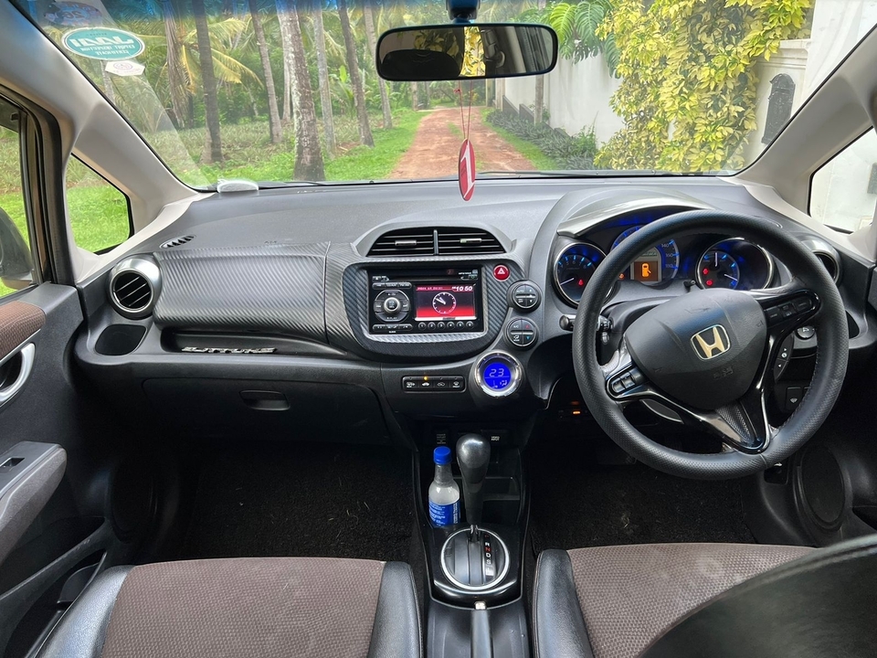 Intérieur d'une voiture montrant le tableau de bord et le volant.