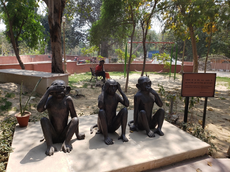 Statues de trois singes sages dans un parc