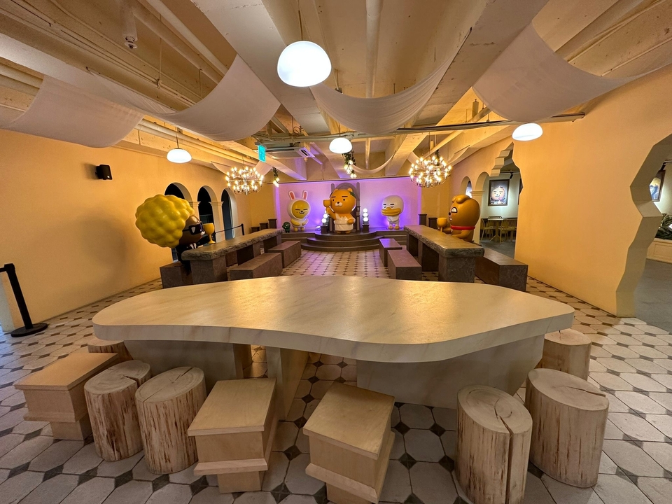 Intérieur d'un restaurant à thème avec des personnages et des sièges.