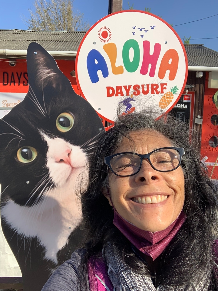 Selfie avec une personne souriante et une image de gros chat.