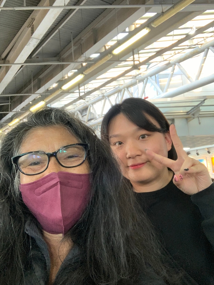 Deux personnes prenant un selfie dans un lieu intérieur.