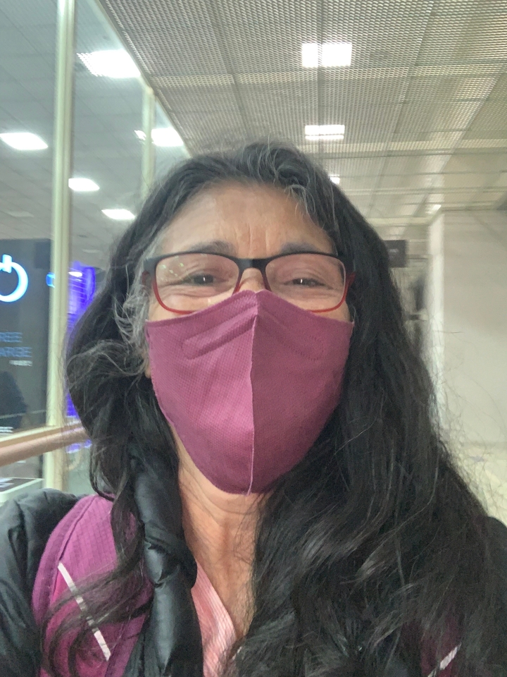 Gros plan d'une personne portant un masque à l'intérieur.