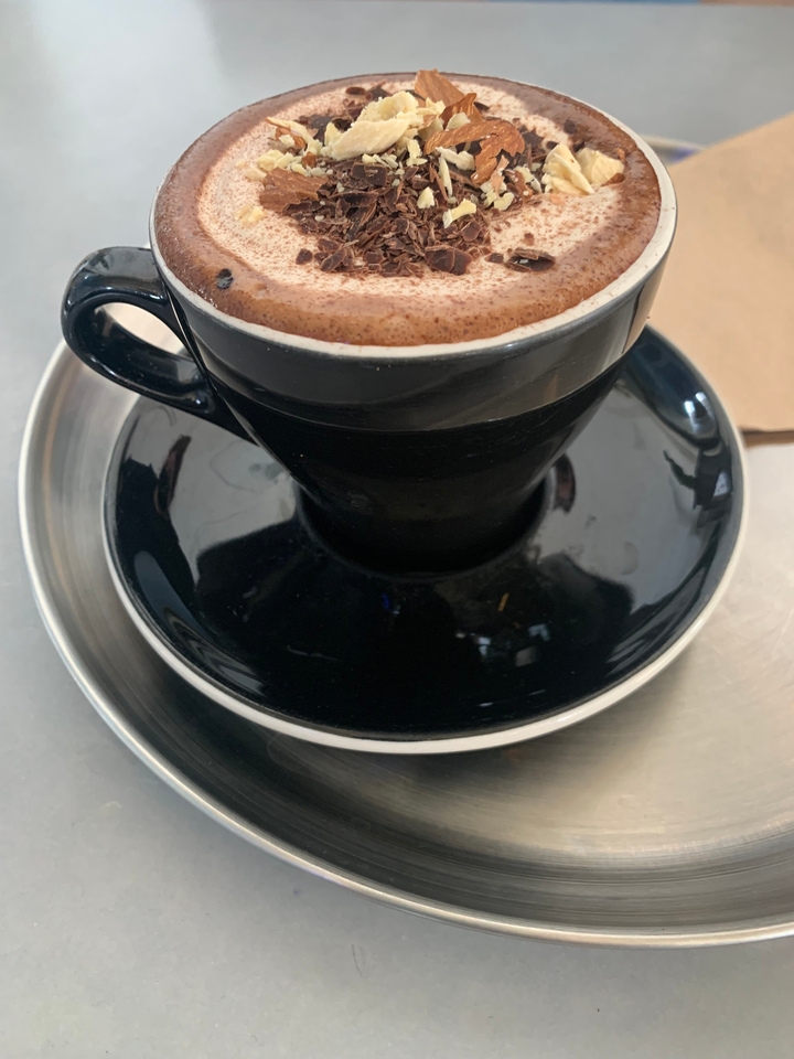 Gros plan d'une tasse de café sur une soucoupe.