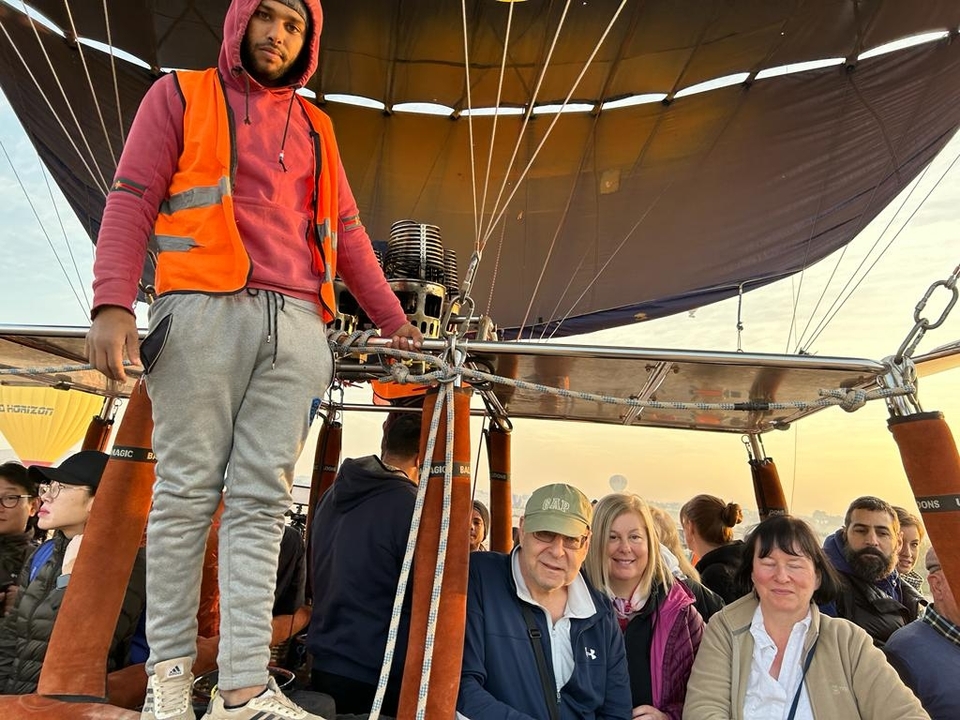 Des gens dans une nacelle de montgolfière.