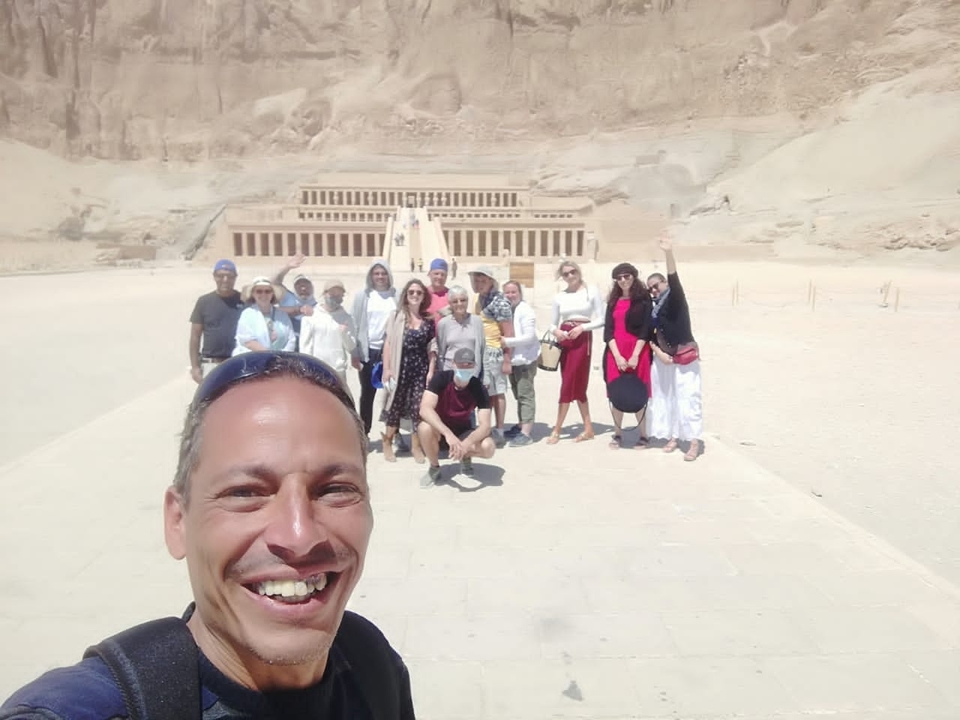 Une photo de groupe devant le temple d'Hatchepsout.