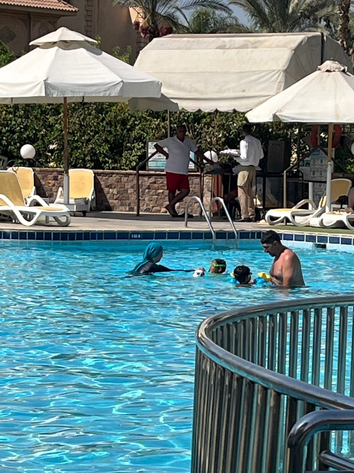 Famille jouant dans une piscine dans un cadre de détente.