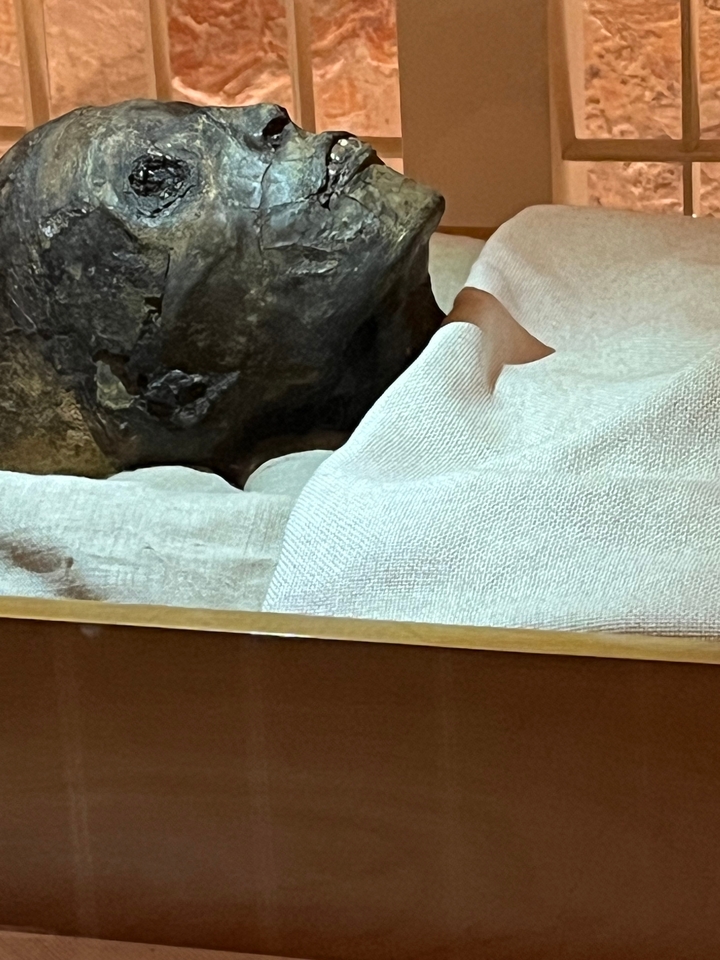 Une vue rapprochée d'une gaze ou d'un tissu recouvrant un objet.