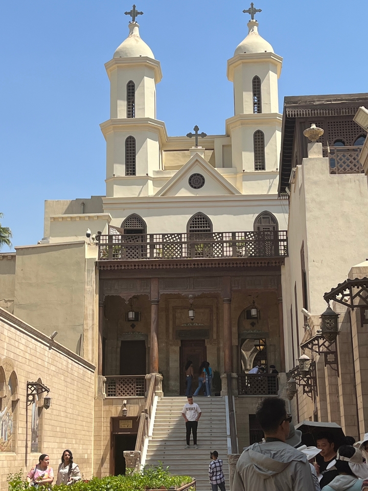 Une façade de bâtiment historique avec des détails architecturaux complexes.