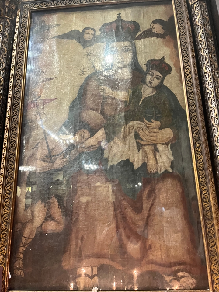 Une peinture représentant des personnages se tenant la main et dans d'autres poses.