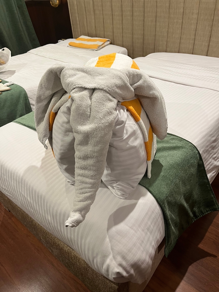 Œuvre d'art impliquant des serviettes pliées en forme d'éléphant.