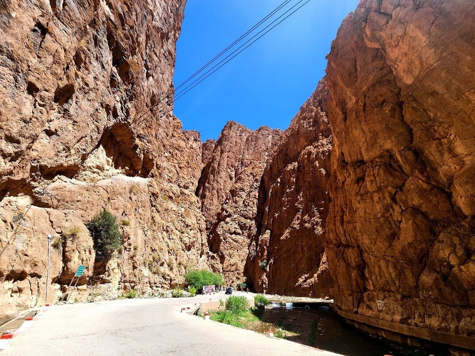 Vue époustouflante d'une gorge avec un ciel bleu limpide.