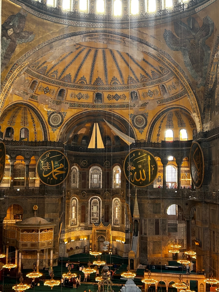 Intérieur d'une mosquée historique avec calligraphie islamique et motifs ornementaux.