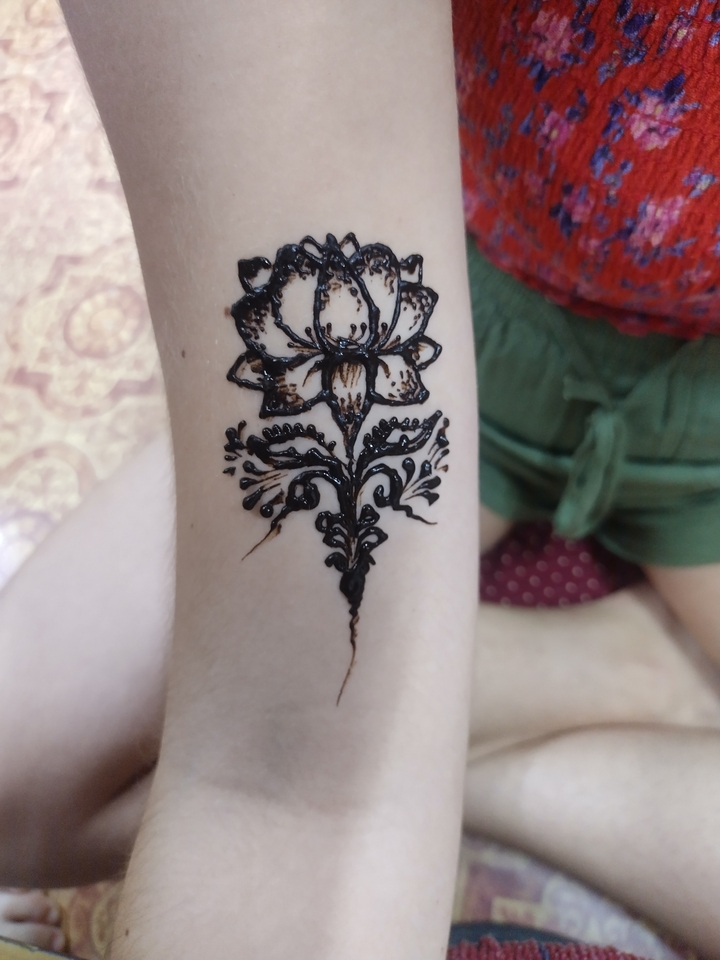Henna kunstwerk op een arm.