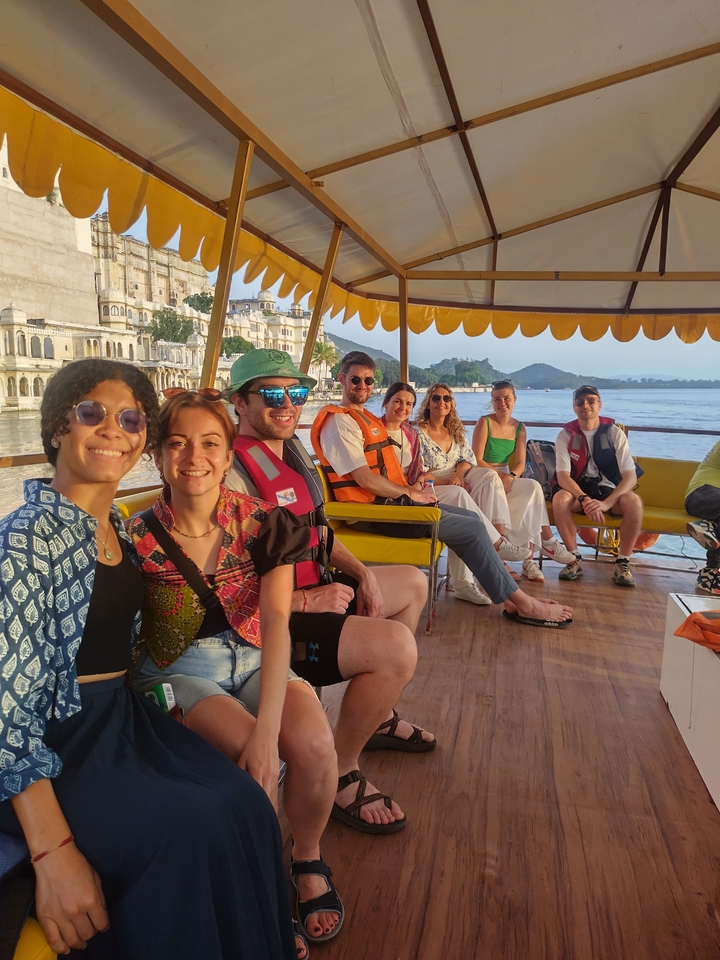Groep mensen op een boot die genieten van een tochtje.