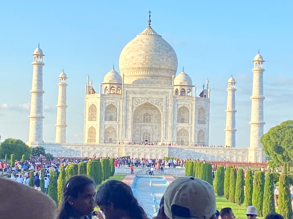 Le Taj Mahal avec une grande foule au premier plan.