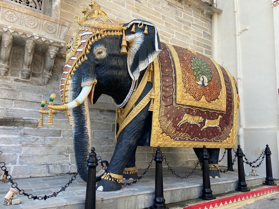 Une statue décorative d'un éléphant ornée de motifs colorés.