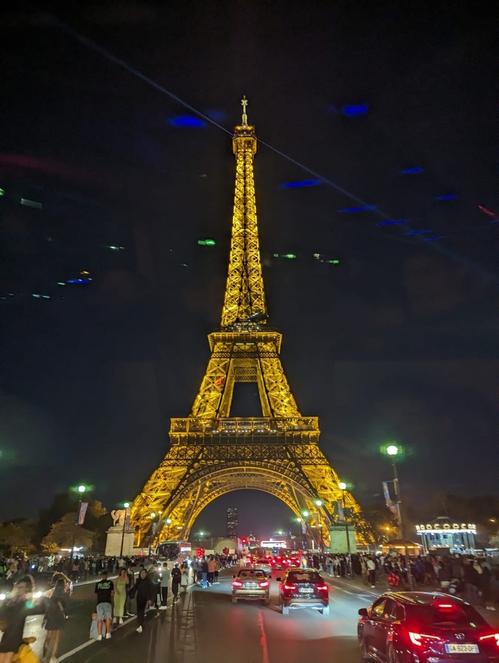 Vue nocturne de la Tour Eiffel illuminée à Paris.