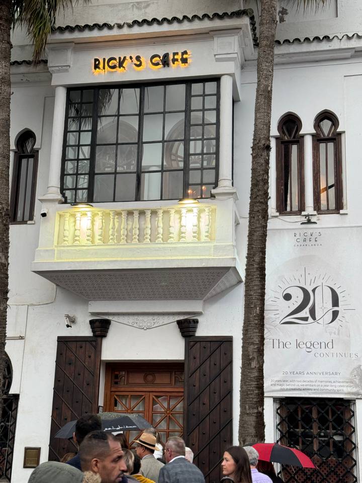 Extérieur d'un bâtiment avec l'enseigne du Rick's Cafe.