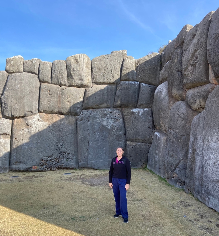 Personne devant d'anciennes ruines de pierre.