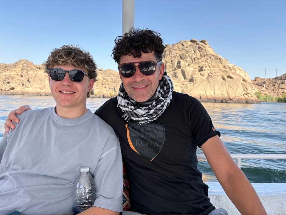 Deux personnes lors d'une promenade en bateau avec un paysage rocheux.