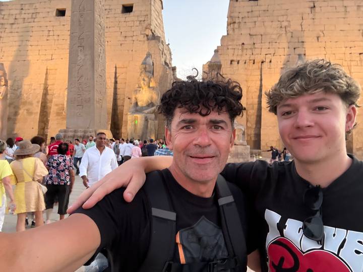 Deux personnes devant les ruines d'un temple ancien.