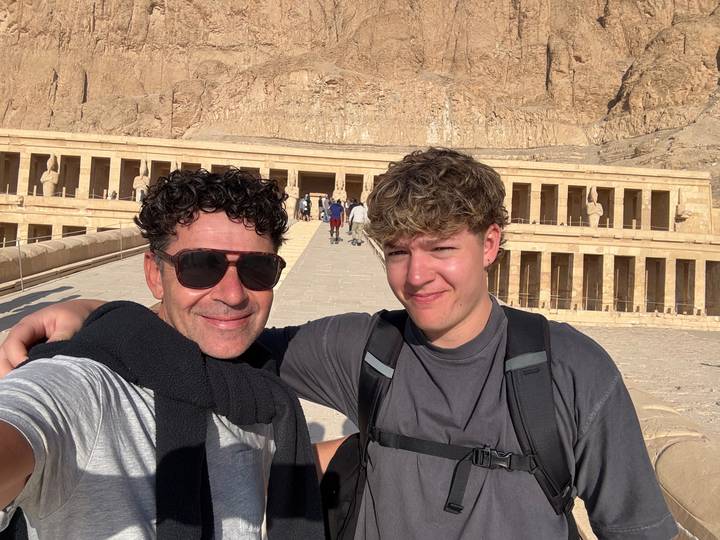 Deux personnes devant un site historique.