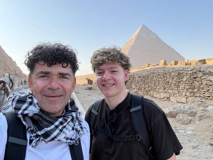 Deux personnes sur un site pyramidal.