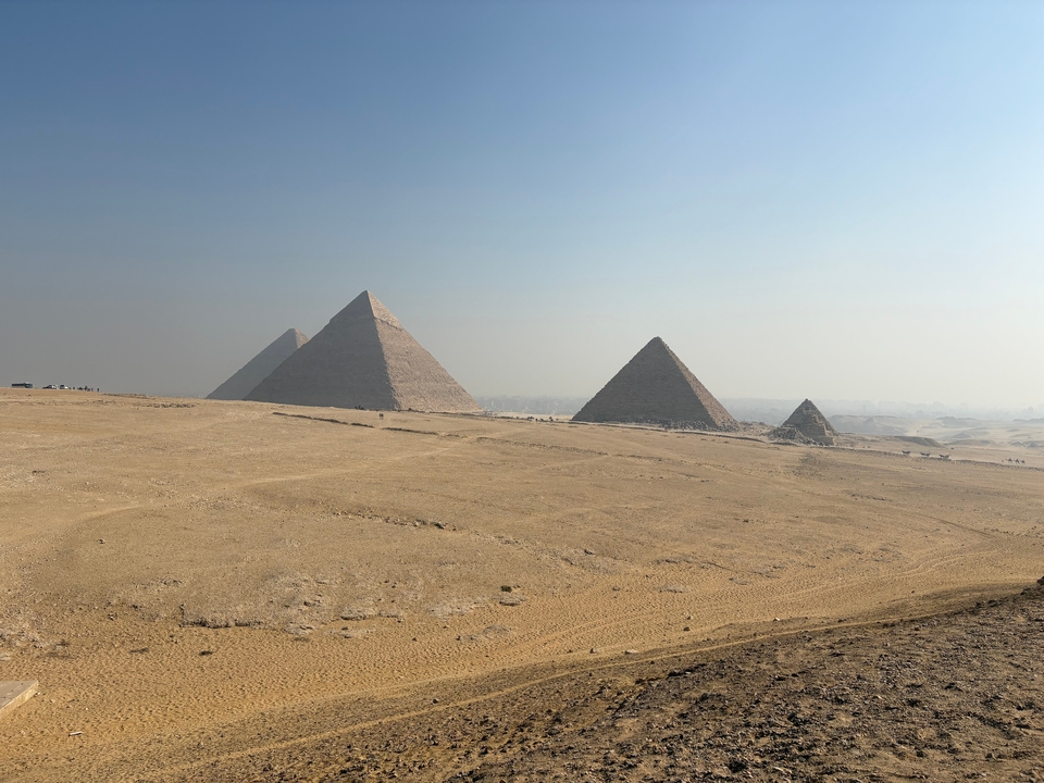 Vue panoramique des pyramides à l'horizon.