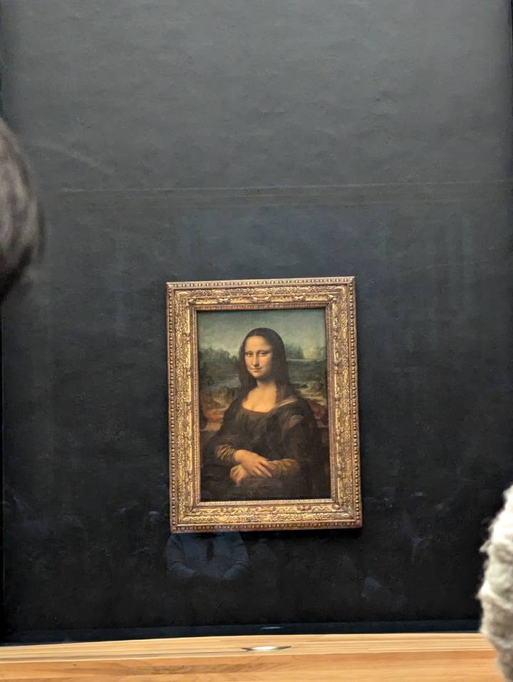 Gros plan du tableau de la Joconde derrière une vitre de protection