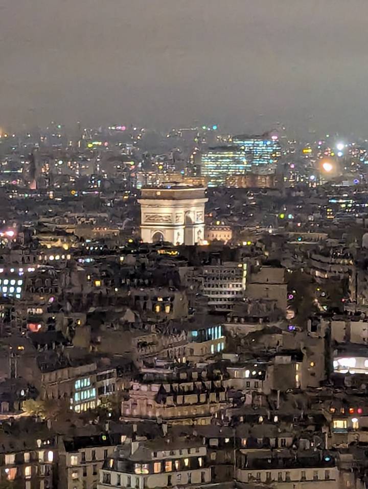 Vue aérienne de Paris avec l'Arc de Triomphe illuminé