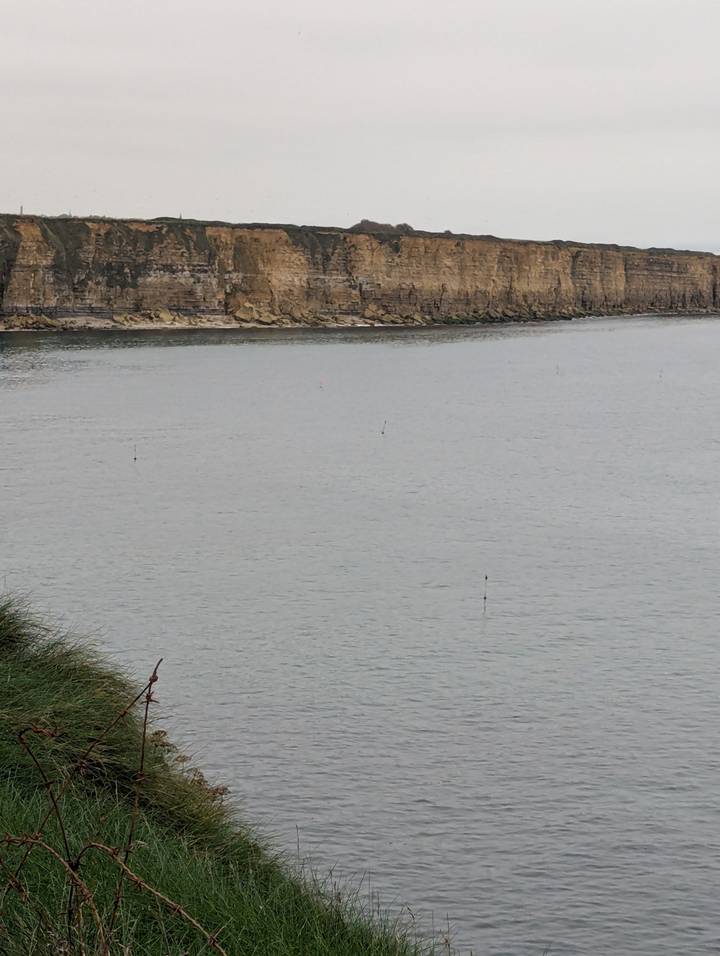 Corps d'eau calme avec des falaises au loin
