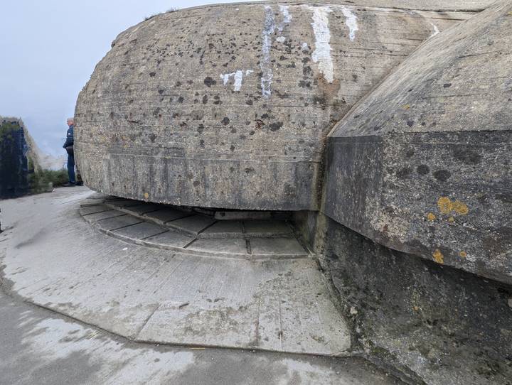 Une grande structure en béton avec des personnes qui marchent