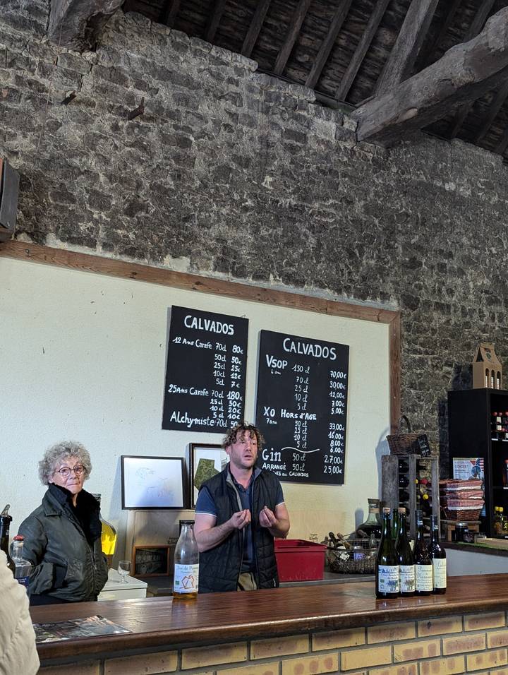 Scène d'intérieur avec des personnes dans une pièce avec des tableaux de menu