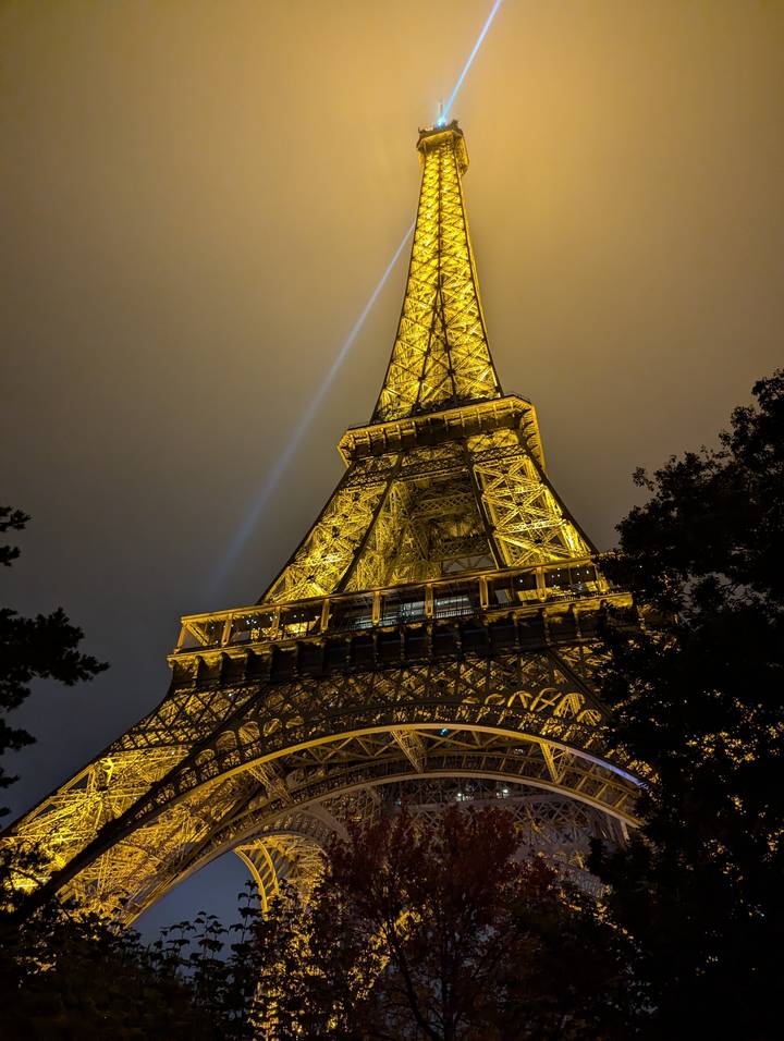 Tour Eiffel illuminée la nuit avec un projecteur