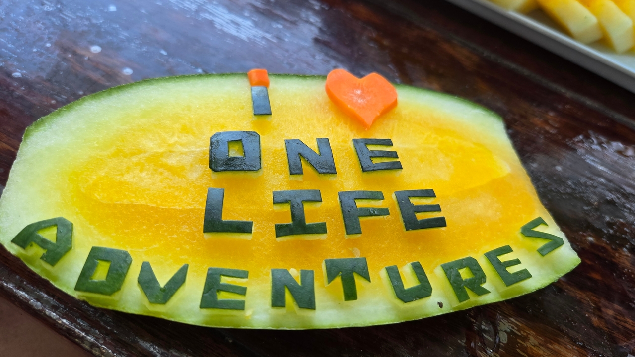 Fruit décoratif avec du texte gravé dessus.