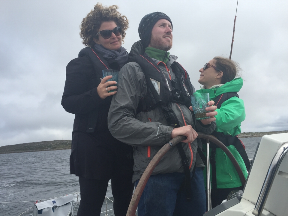 Groupe de personnes dirigeant un voilier sur l'eau